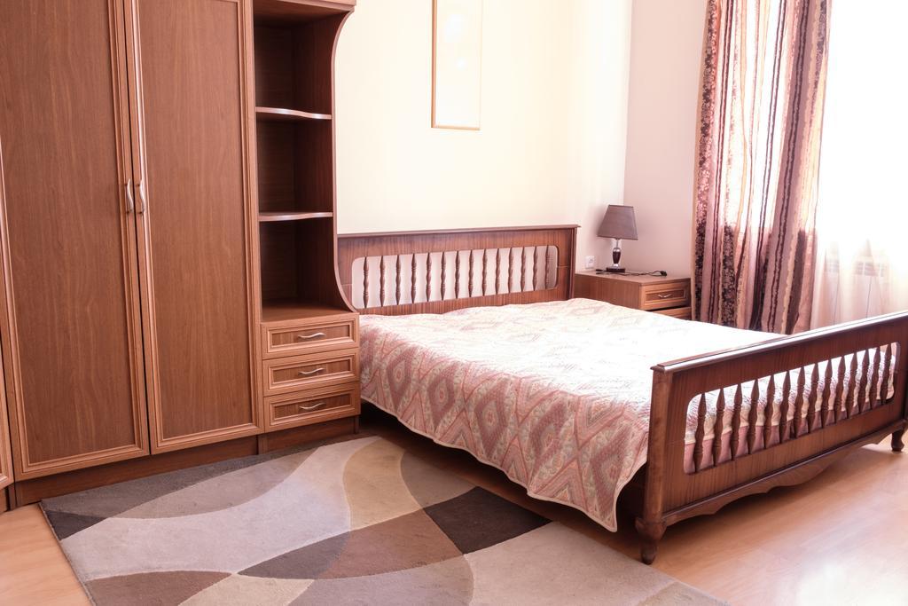 Apartment On Hanrapetutyan Street Yerevan Exterior photo